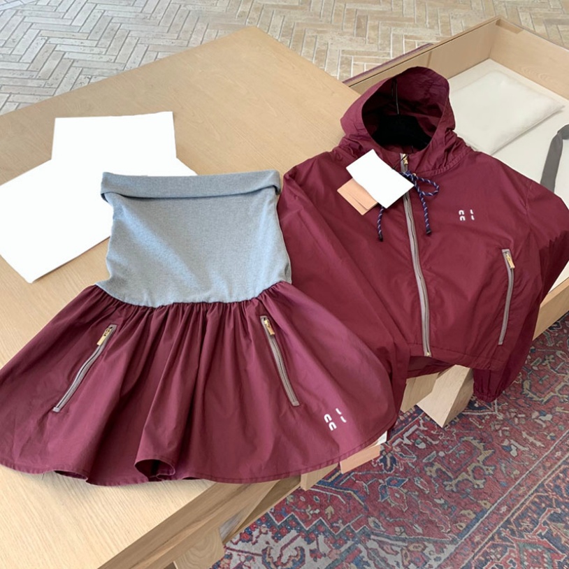 Femmes vêtements d'extérieur à capuche concepteur élégant veste à glissière taille haute jupes série bordeaux robe sexy manteau ensemble short et