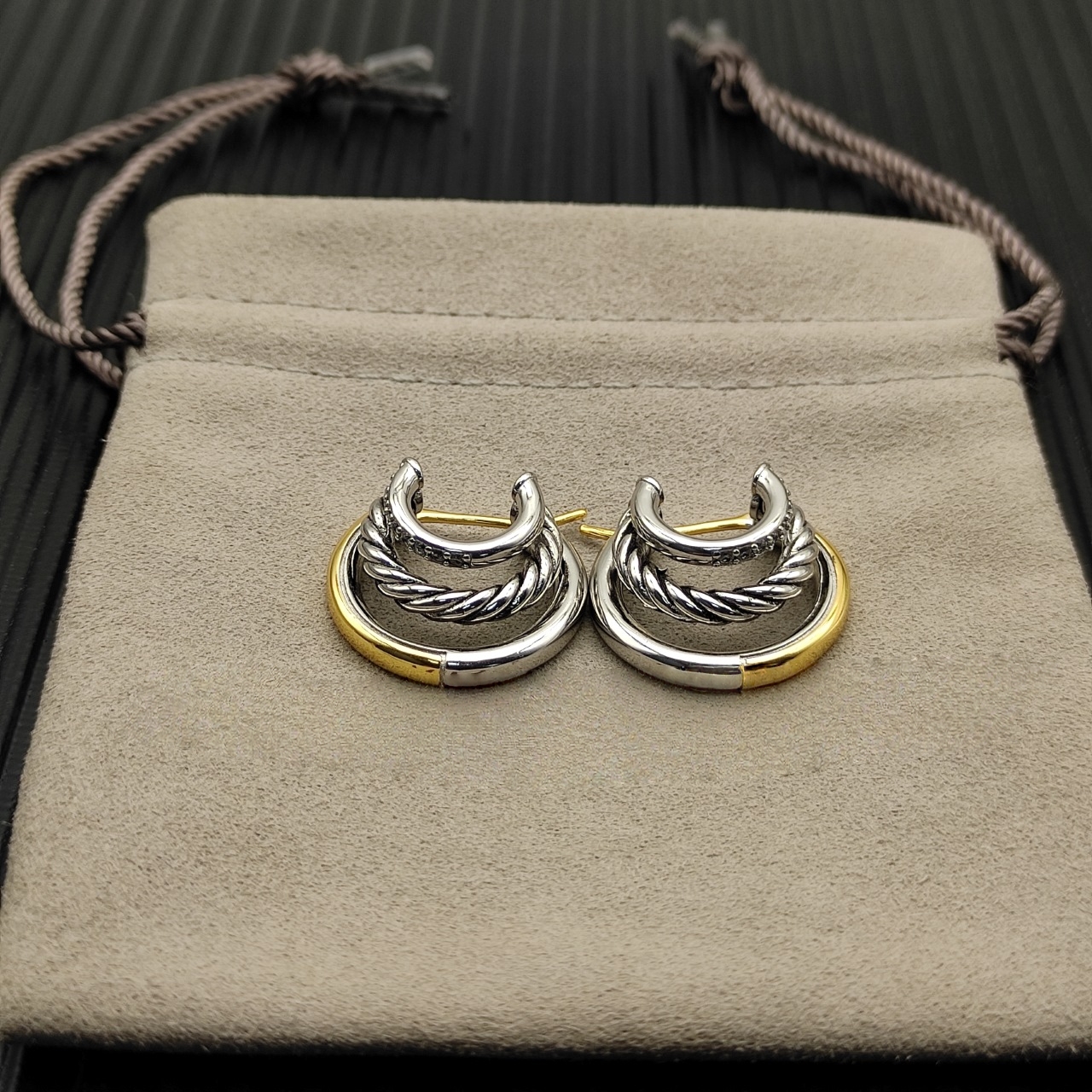 Créoles tressées bicolores de luxe – Boucles d'oreilles Huggie épaisses en corde torsadée fabriquées à la main pour fête de mariage