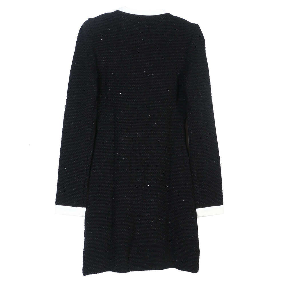 Short M19 social français pour femmes, gilet tricoté, contraste blanc, style élégant, nouvelle collection automne et hiver 2026