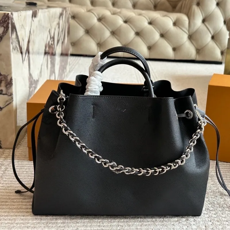 Sac de designer Hollow Out Femmes Sac fourre-tout de luxe Bella Sac à main Sacs à bandoulière en cuir Fleurs perforées Lettre Crossbody Dames Gra