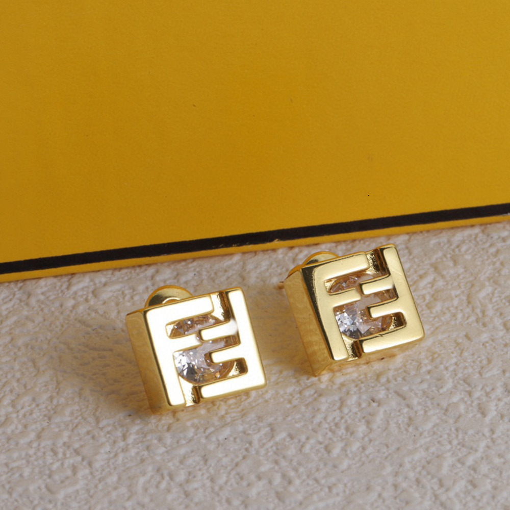 Stud Stud designer earrings stud luxury jewelry for men women gold silver woman 24 new simple versatile commuting fashion studs brass