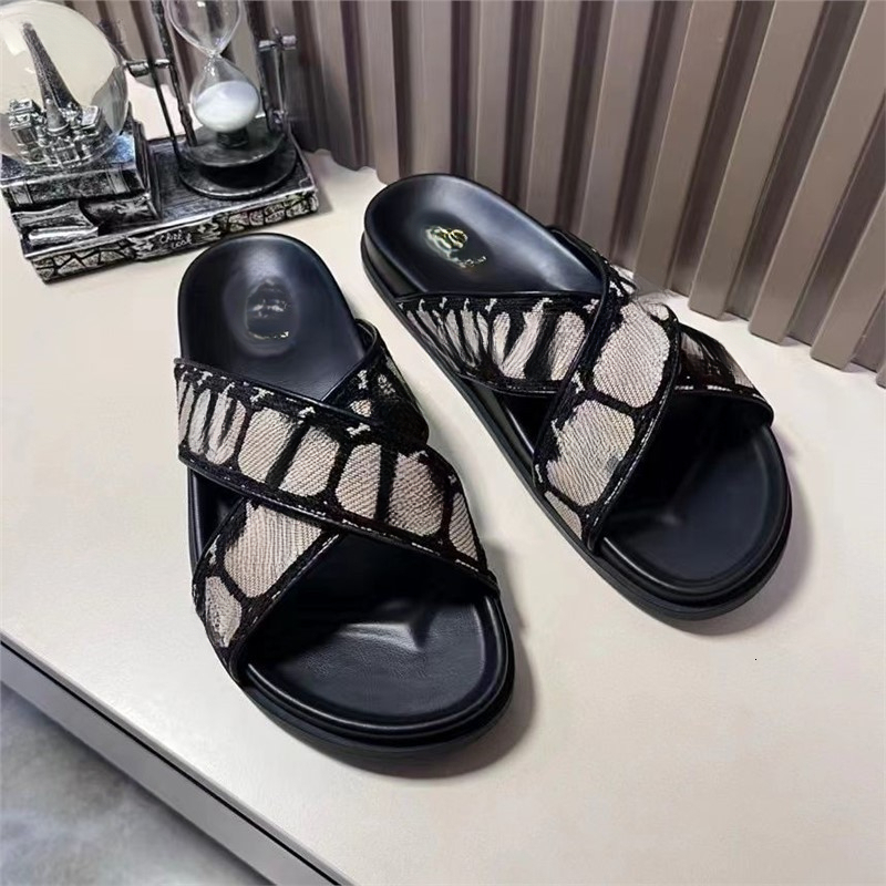 2026 new designer European station light luxury summer new men's multi-functional one-piece slippers outdoor casual flip flops beach shoes sand