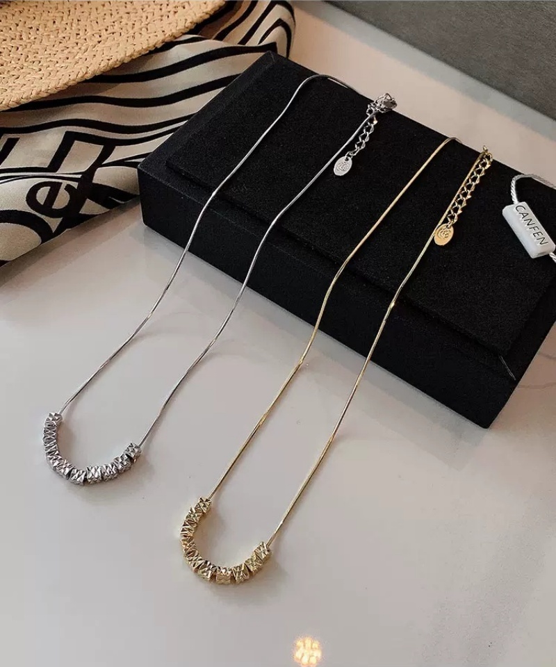 2026SS Paris Exquisite Ice Crack Square Pendant Necklace Twisted Snake Bone Chain Light Luxury Niche Design Clavicle Jewelry for Women Daily Commute