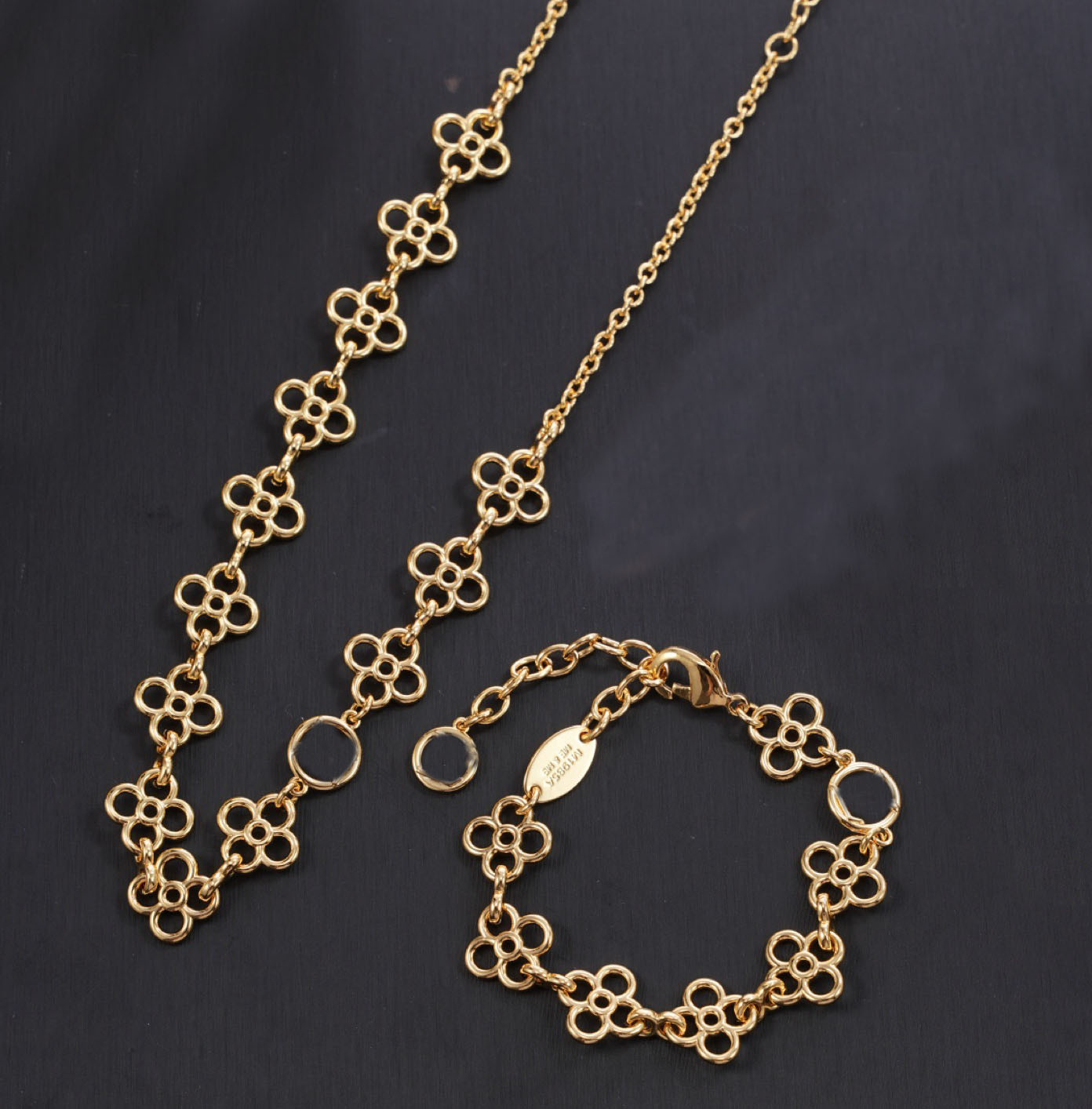 2026 Luxury quality charm pendant necklace with flower shape bracelet in 18k gold plated and style box PS6773B