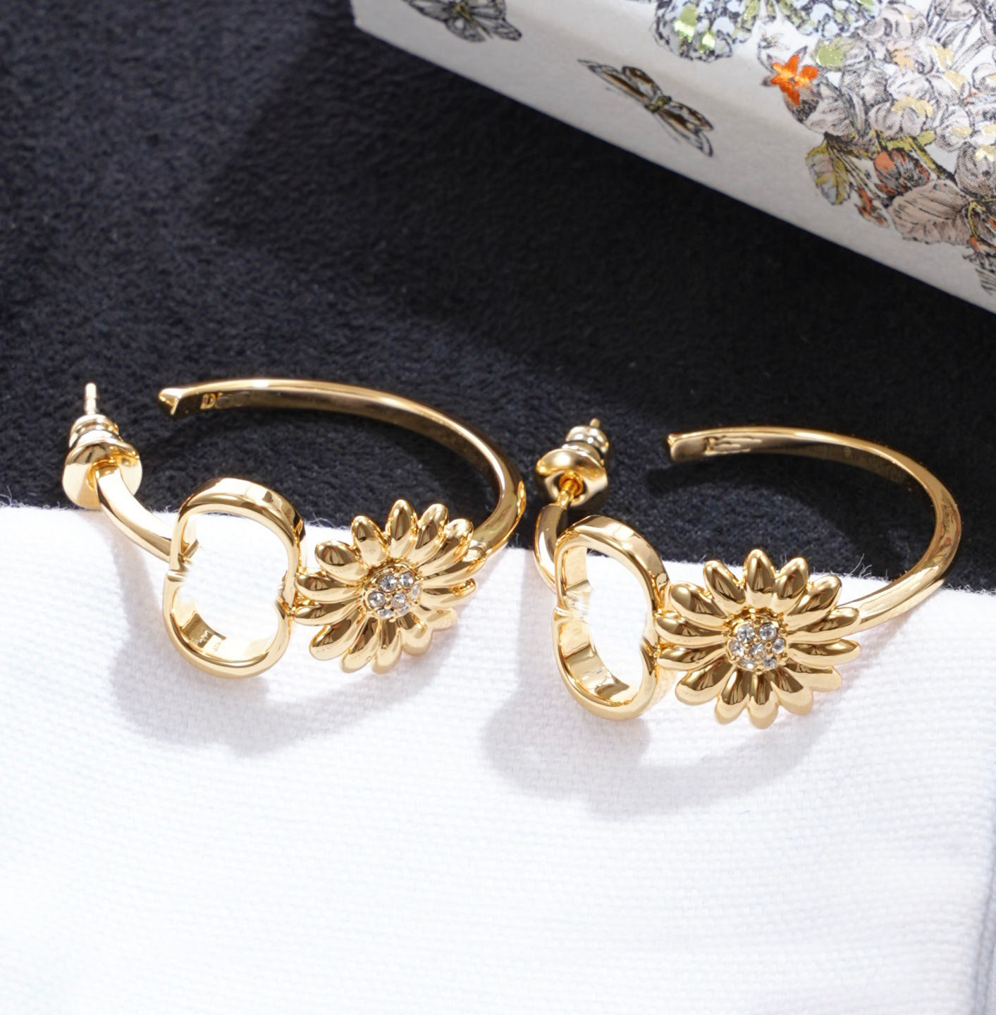 2026 Collier pendentif boucle d'oreille demi-ronde de qualité de luxe avec pendentif fleur et diamant en plaqué or 18 carats avec tampon de boîte