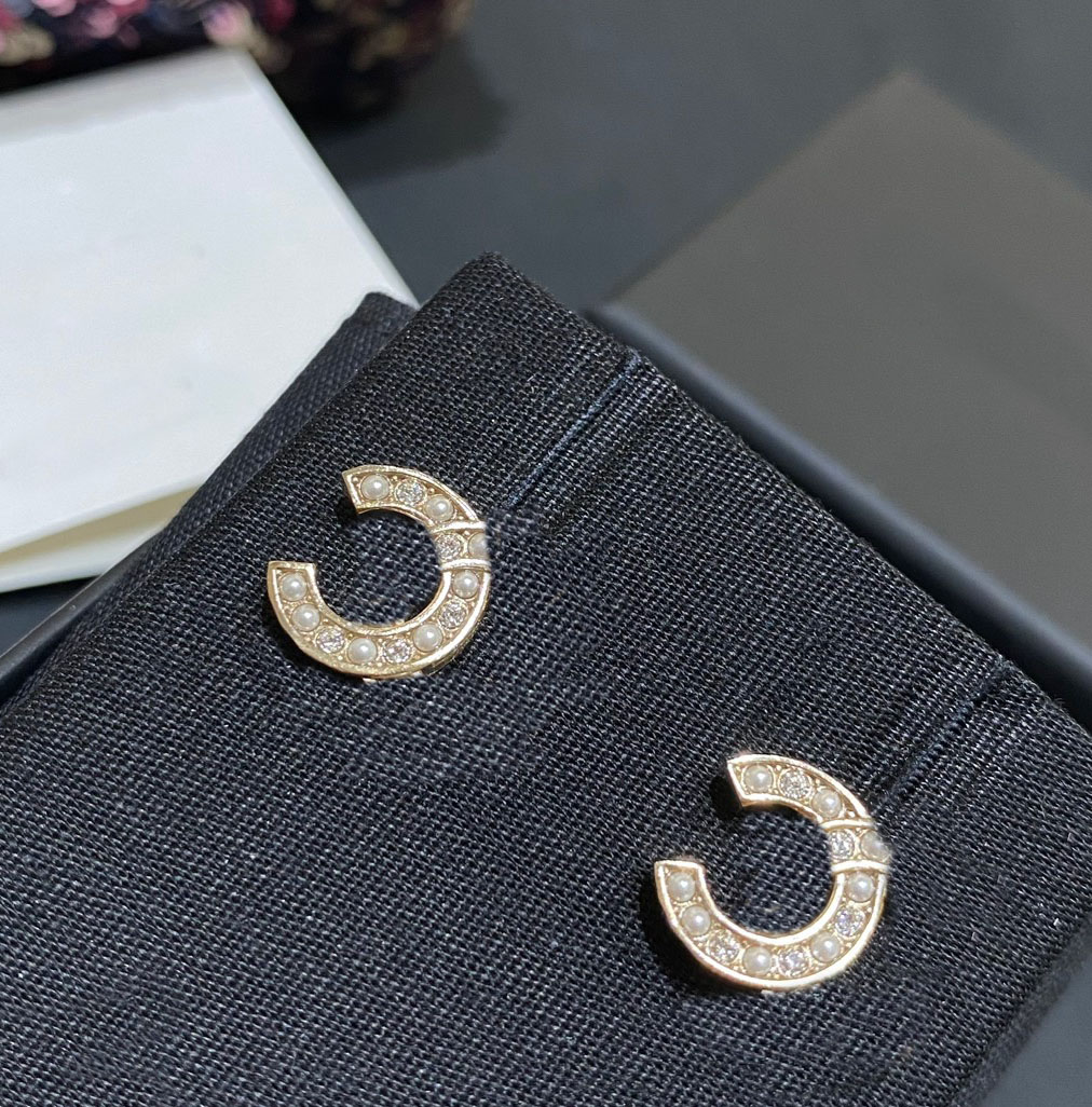 2026 Luxury quality charm stud earring with diamond and white shell beads in 18k gold plated have stamp simple style box PS6789B