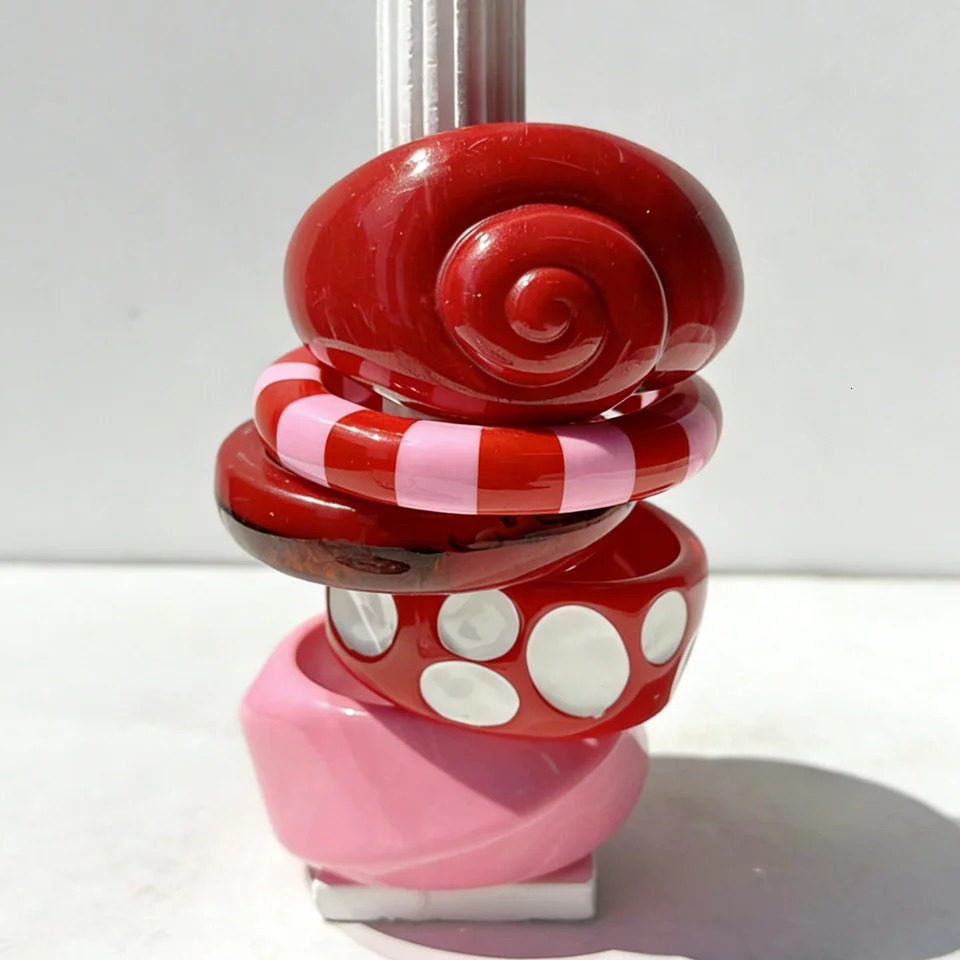 HUANZHI Red Gradient Asymmetrical Spiral Conch Shell Bracelet Hand-Painted Oil-White Polka Dot Resin Womens Jewelry260528BJ