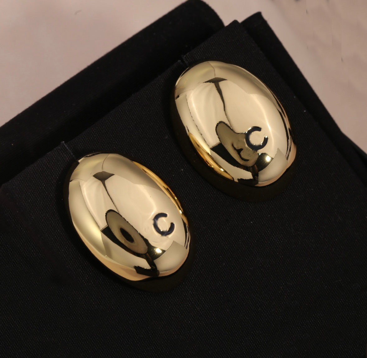 2026 Luxury quality charm oval shape stud earring in two colors plated have stamp simple design box PS6786B