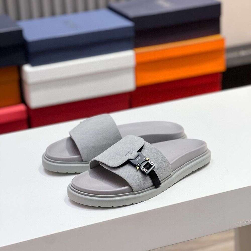 Sandals 2026 Summer New Cowhide Model Guangzhou High End Men's Beach Shoes Casual Non Slip Dual Use Genuine Leather Slippers