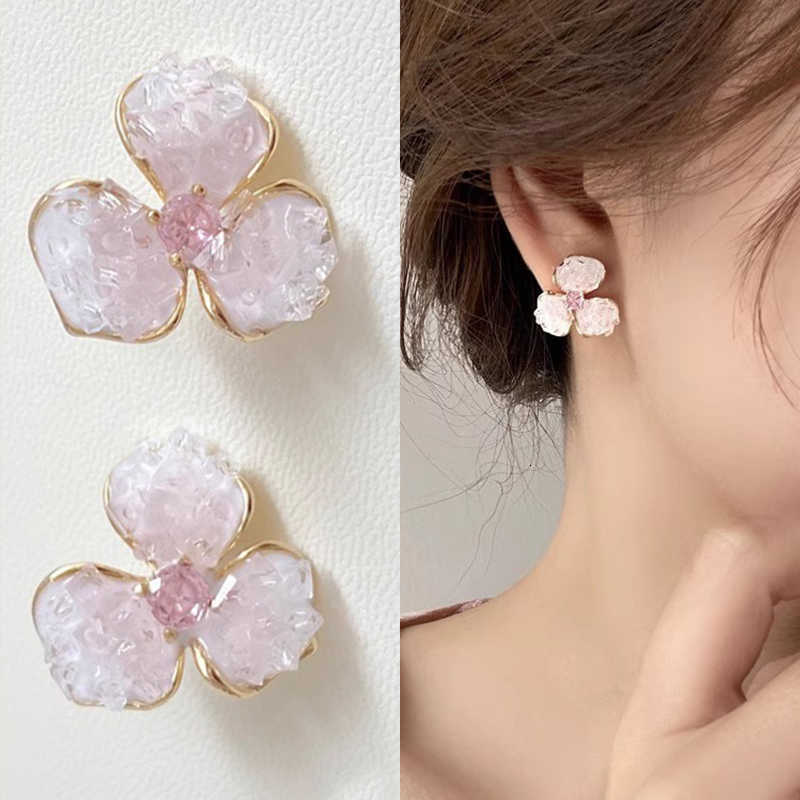 Crystal Pink LATS Three-petal New Flowers Stud Earrings for Women Light Luxury Gradient Blue Fashion Jewelry Girl Party Gifts M260604