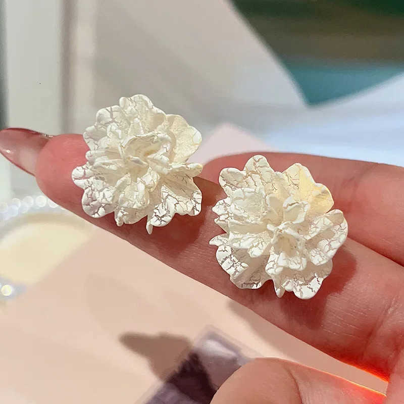 Stud New Big White Flowers Earrings for Women Personality Fashion Unique Design Brincos Wedding Jewelry Birthday Gift M260604