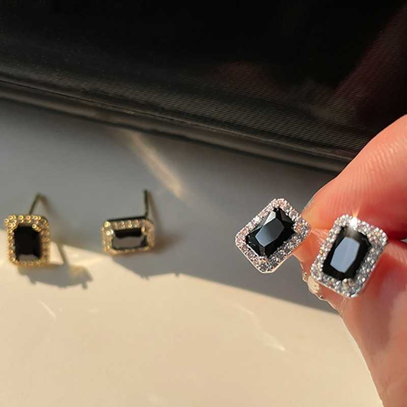 Arrival Black Zircon Square New Stud Earrings for Women Silver Color Stud Earring Girls Party Fashion Jewelry Gifts M260604