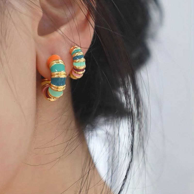 Enamel LATS French Romantic Retro Round Gold Color Hoop Earrings for Womens 2024 New C-shaped Ear Buckle Fashion Luxury Jewelry M260604