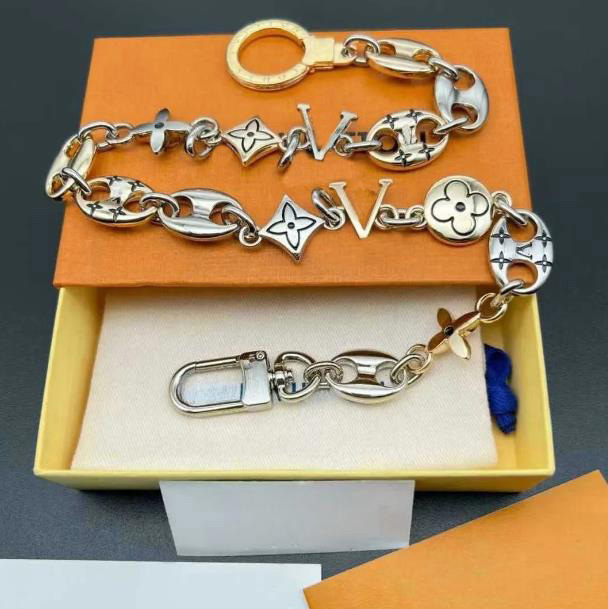 Porte-clés de marque de créateur de luxe, classique, à la mode, avec lettres de voiture, polyvalent pour hommes et femmes, cadeau de noël tendanc