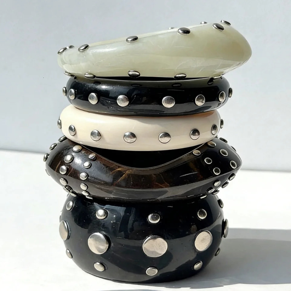 HUANZHI Black and White Irregular Resin Bracelet with Bold Trendy n Unique Punk-Style Silver Rivet Clasp Womens Jewelry260528BJ
