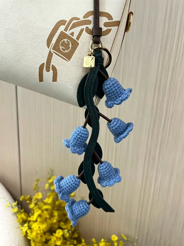 Designer MU Mi fait à la main au crochet muguet porte-clés lait coton fleur sac charme avec feuille de PU voiture suspendue ornement femmes cadea