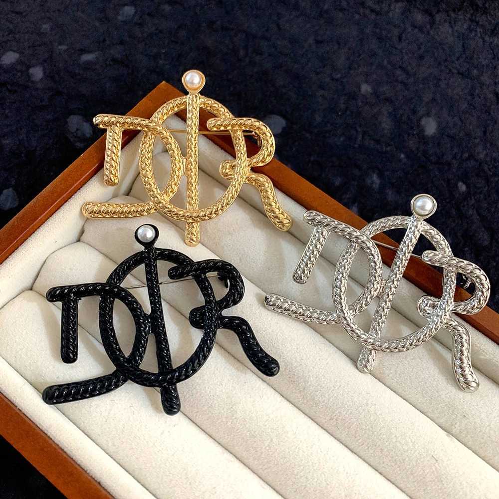 Retro Alloy Fashion Twist Luxury English Lettering Suits Pin Pearl Imitation Mens and Womens Jket Badge L260603BNJE