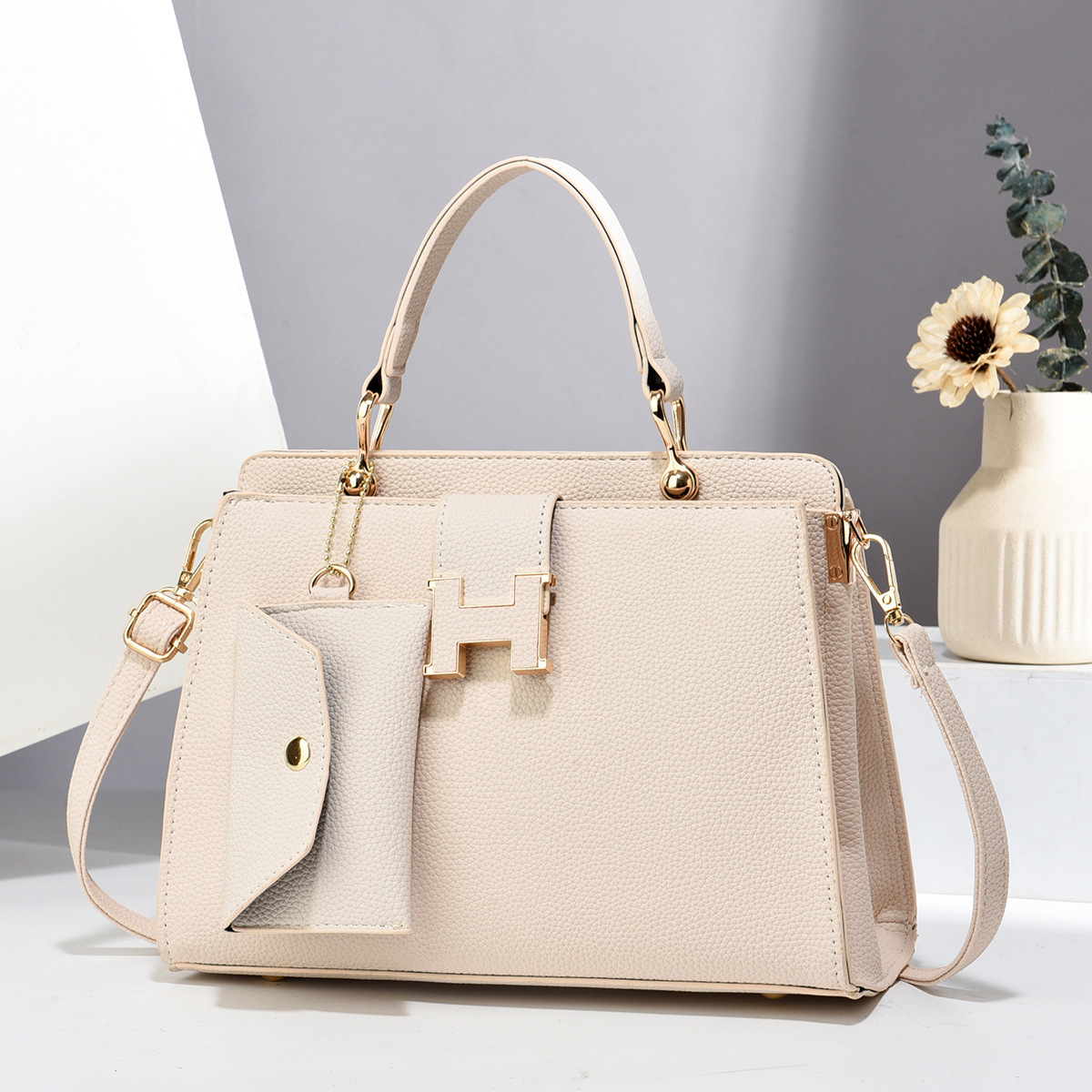 Free shipping Designer bag Elegant Multifunctional Handbag by Material Type Stylish Ladies Toiletry Pouch Reliable Practical black