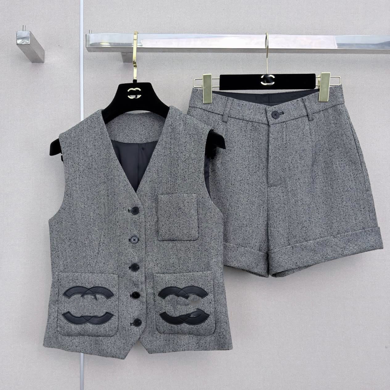 Designer Style Tweed Two Piece Set Women Elegant V Neck Vest and Shorts Matching Sets Vintage Herringbone Waistcoat Cuffed Shorts 2 Piece Outfits