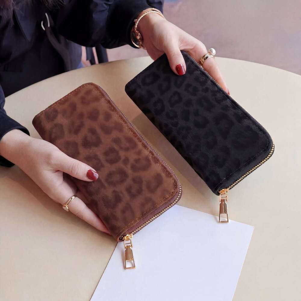 2026 New Leopard Print Long Wallet For Women Large Capacity Mobile Phone Bag Designer Card Bag Coin Purse PU Fashionable Retro Zipper Travel Mini Wa
