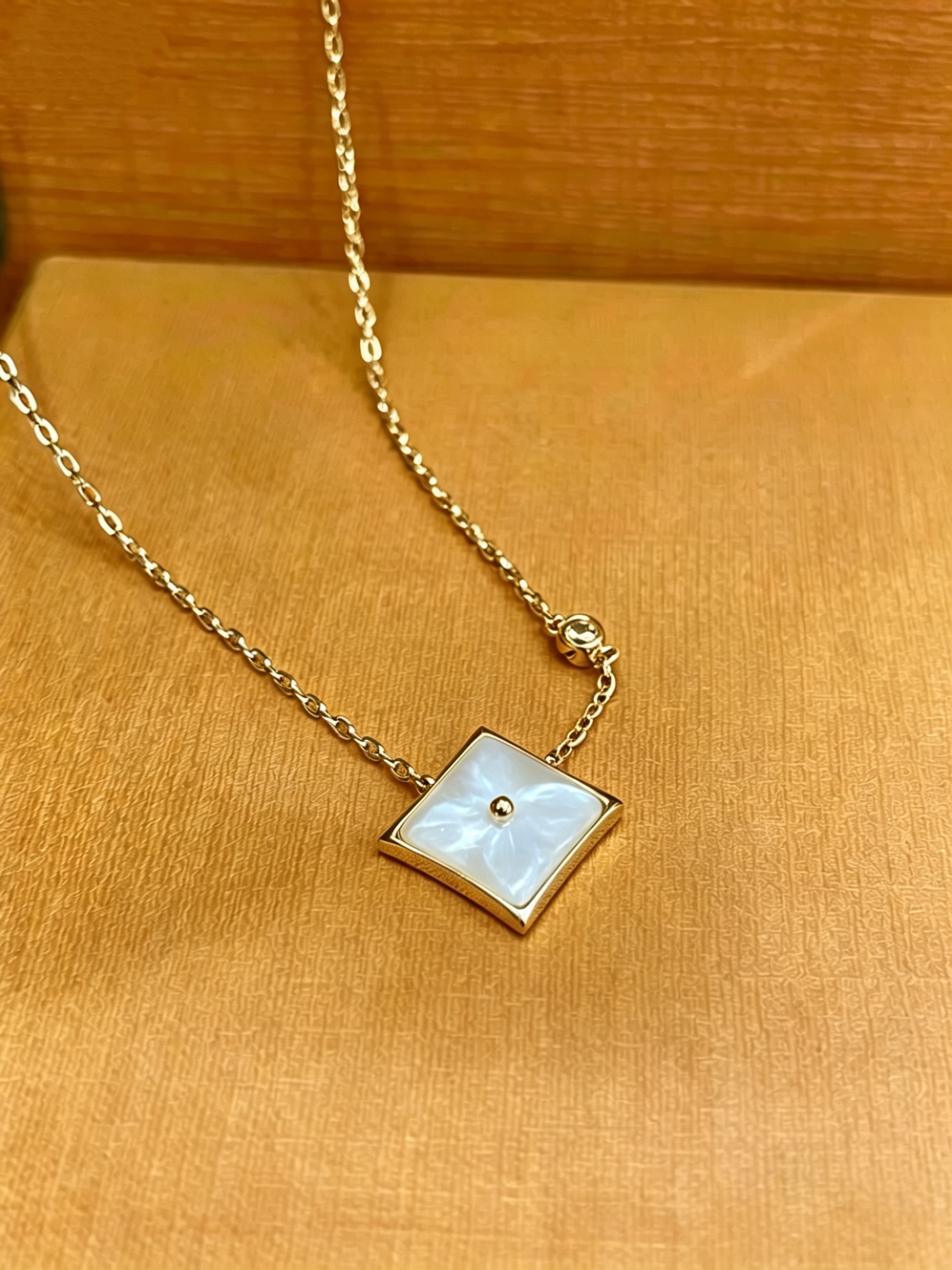 Nouveau collier de créateur colliers pendentif pour hommes et femmes collier en acier inoxydable de mode cadeaux pour hommes pour femmes