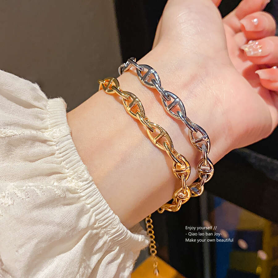 18K real gold plated pig nose geometric bracelet, minimalist stylish, high-end feel, simple and fashionable commuter bracelet for women