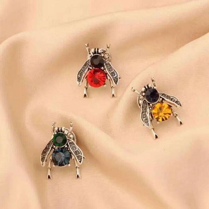 Vintage Rhinestone Bee Brooch Pin For Women Shiny Crystal Insect Butterfly Corsage Badges Clothing Anti Slip Safety Jewelry