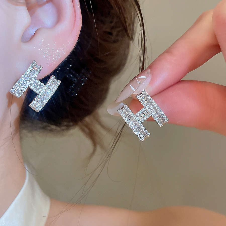 Silver needle zircon letter pendant light luxury high-end designer niche earrings, luxurious banquet jewelry for women-image-1109399406