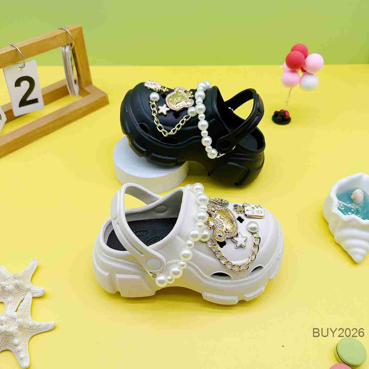 Designer New Fashion Slippers For Boys And Girls Pearl Chain Crown Bear All Shoes Soft Soles Non Slip Package Head Sandals 2026s hot