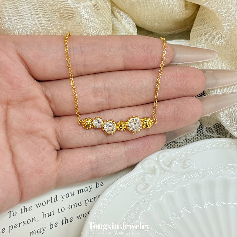 The same style as in the jewelry store, niche light luxury sand gold bubble diamond dazzling star necklace, elegant and sophisticated zircon sparkli