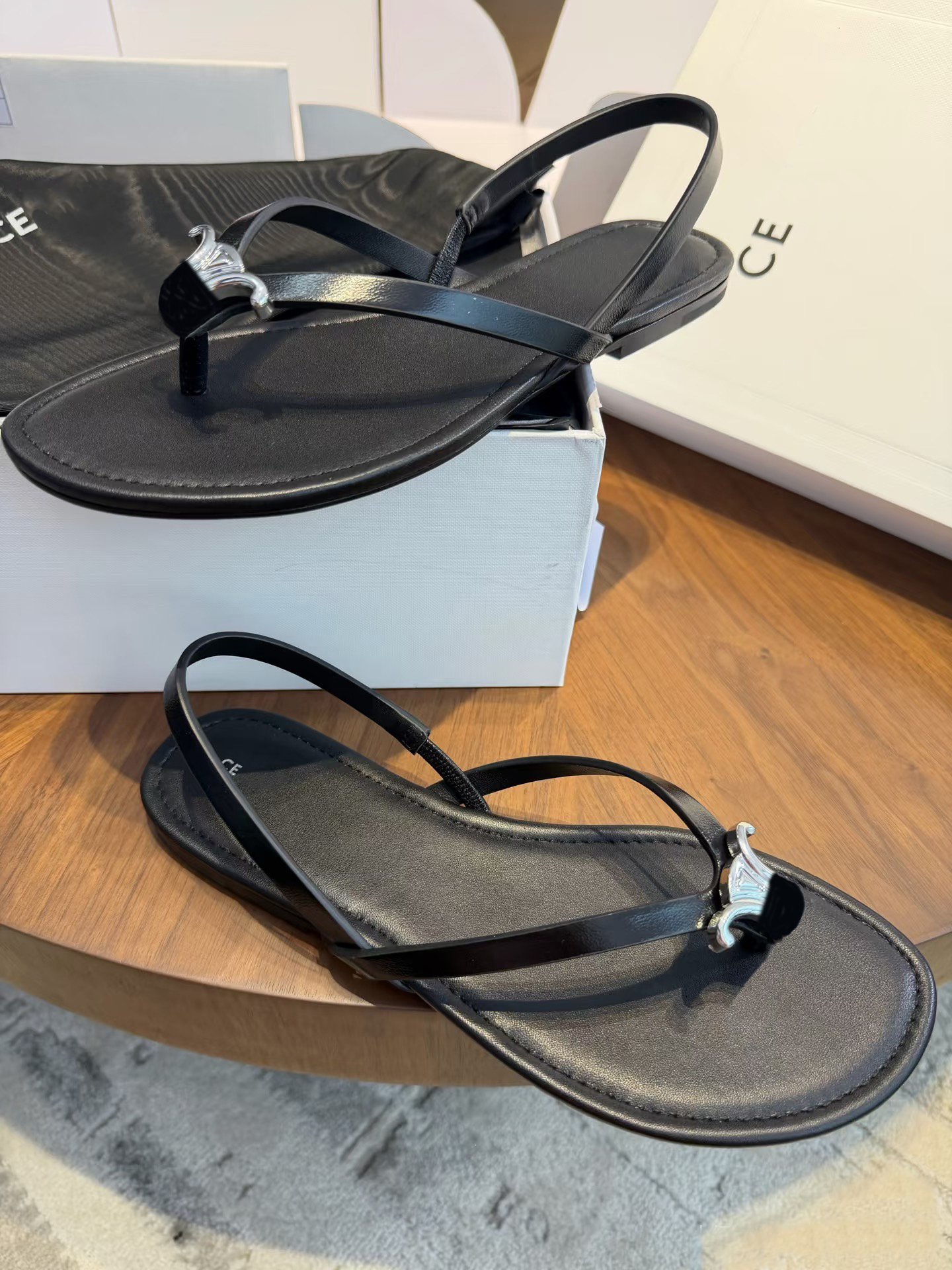 Paris luxury Women Flip-flops sandals soft bottom fashion shoes womens designer slide flat sandal women High-end Fashionable and high-quality Flip-f
