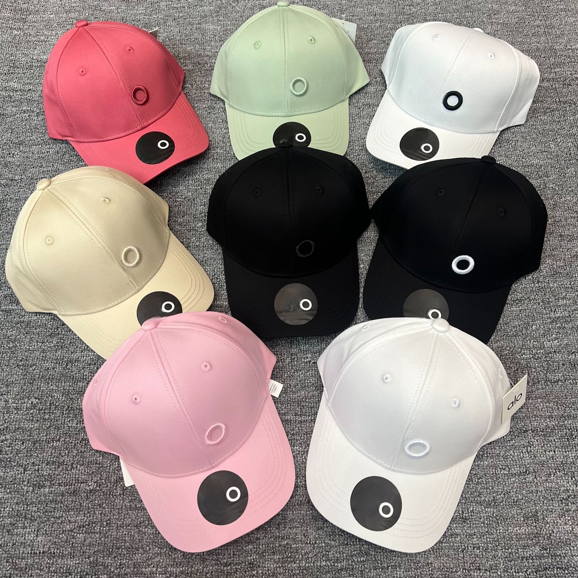 Classic Sport Curved Brim Men Women Baseball Cap Embroidered Logo Breathable Cotton Fabric Multiple Colors Available for Daily Wear