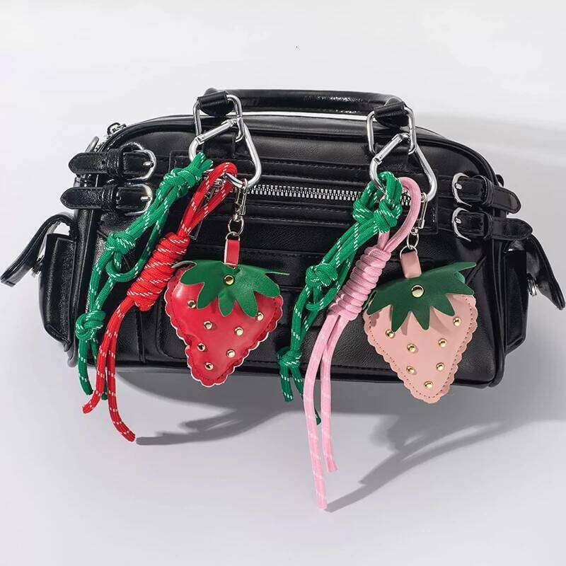 Designer Bag Fashion Strawberry Keychain Cute Style Leather Braided Rope Heart Phone Chain Bag Highend Pendant Luxurys Designer 79ac4