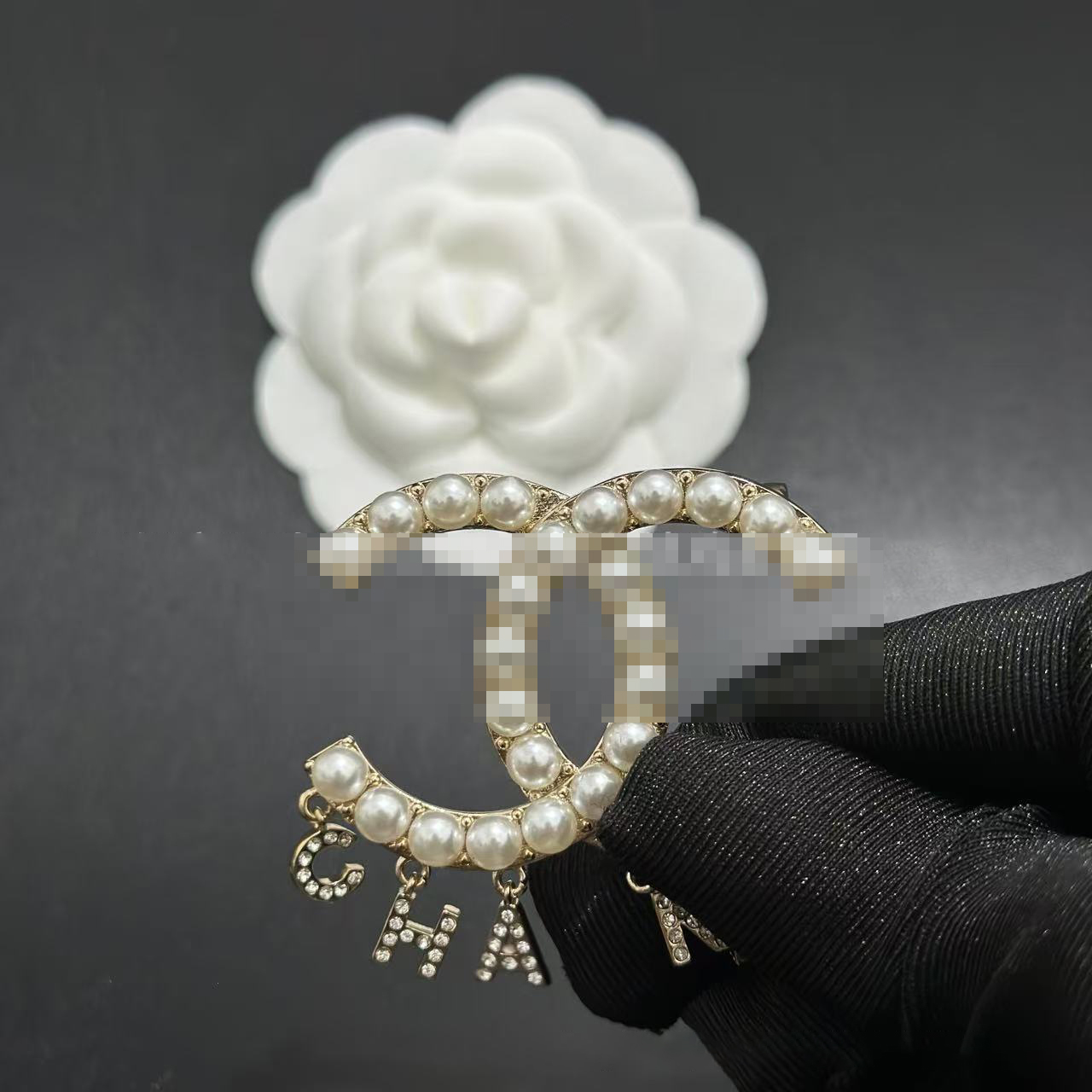 High version Full diamond brooches letter C pearl pins designer brooch anti glare buckle needle Stainless for party suit accessory