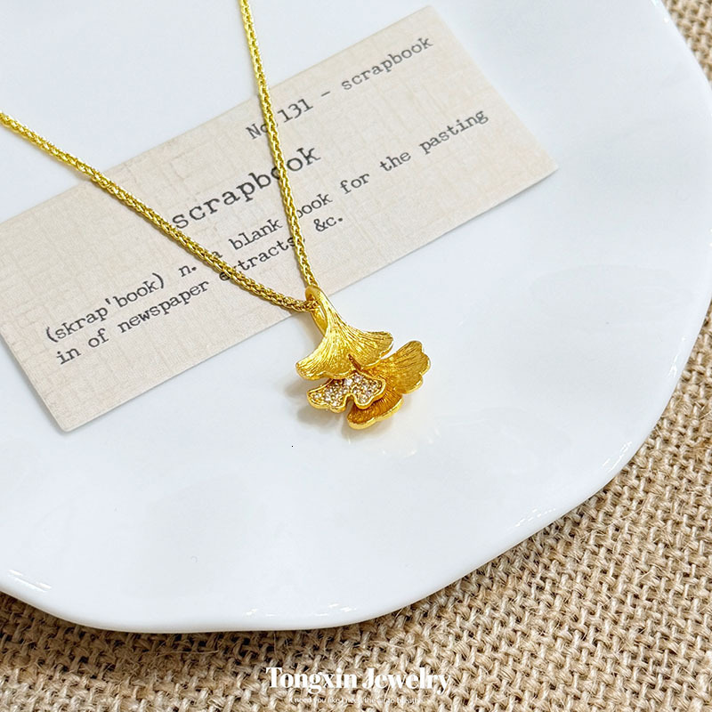 New Chinese-style gold-plated diamond-studded brushed double-layer ginkgo leaf necklace, new light luxury and elegant niche design pendant necklace