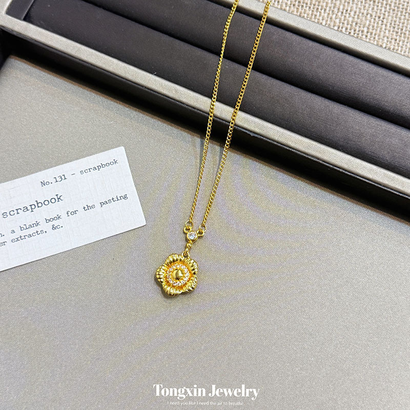 The same style as in the jewelry store: five-petal flower pendant necklace with gold accents and diamonds, offering a niche, light luxury, high-end