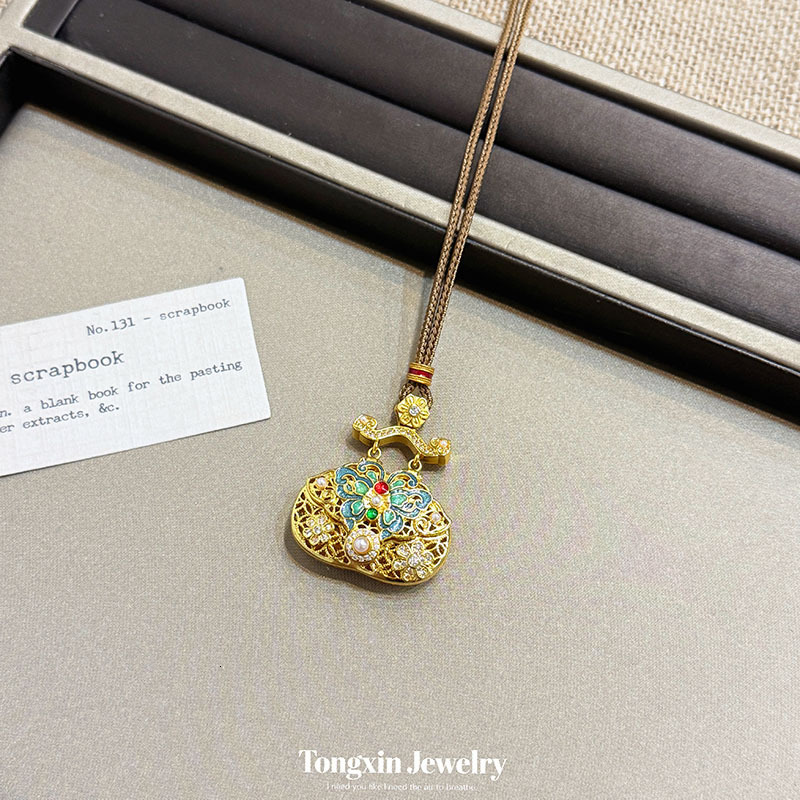 Vintage Palace Gold-Plated Enamel Hollow Butterfly Lock Pendant Necklace, New Chinese Style Versatile Necklace