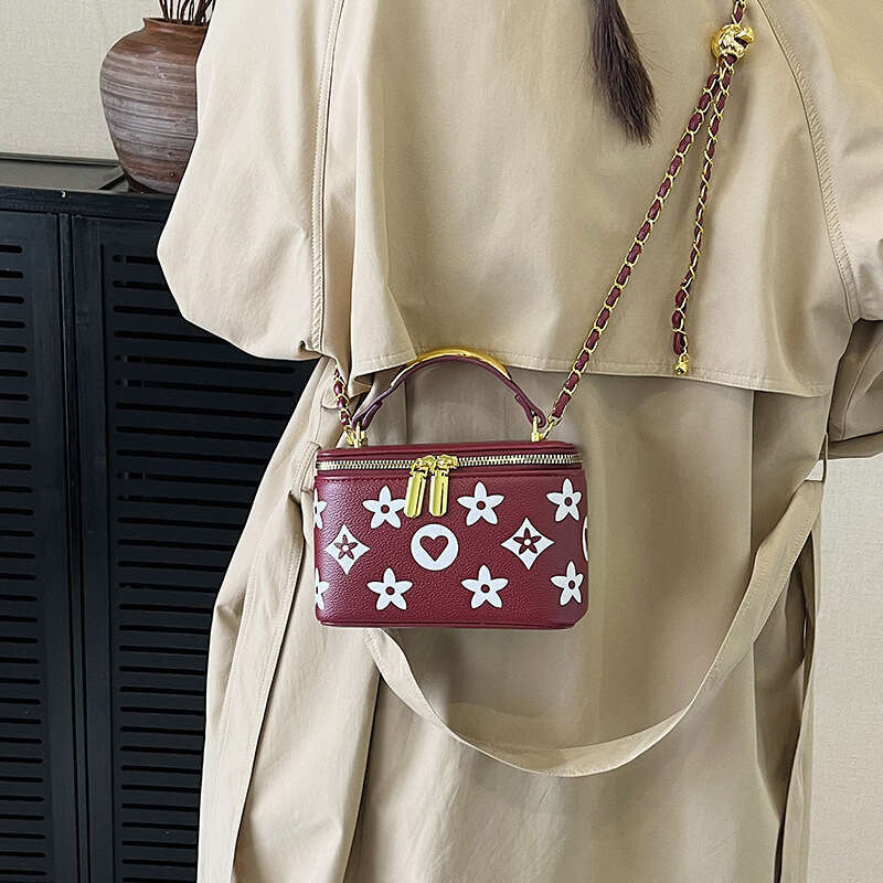 2026 New Retro Fashion Outdoor Versatile Handbag Box Bag Women's High End Trendy Light Luxury Small Fragrant Style Single Shoulder Crossbody Ba