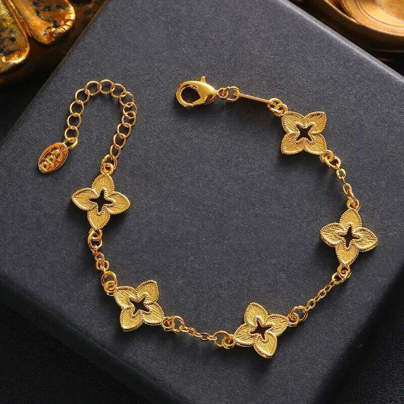 Designer A Simple And Fashionable Hand Chain Shape Of A Golden Four-Leaf Clover, Trending In The European-American Style.