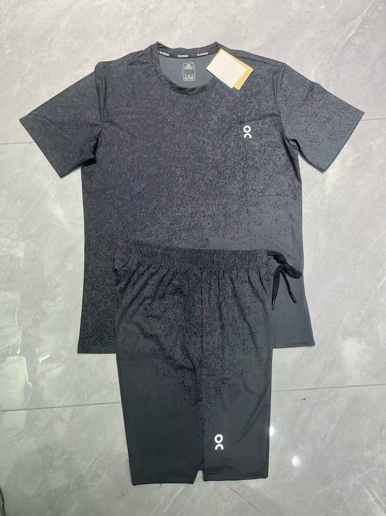 Onruning Tracksuit Summer Mens Shirt Tech Set Designer Tracksuit Clouds Shirts And Shorts Set Two Piece Fitness Suit Print On Quick Drying And Breat