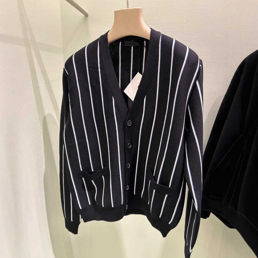 Designer Luxury Men's Black and White Striped Knit Cardigan V Neck Casual Knitwear Sweater Coat 061026