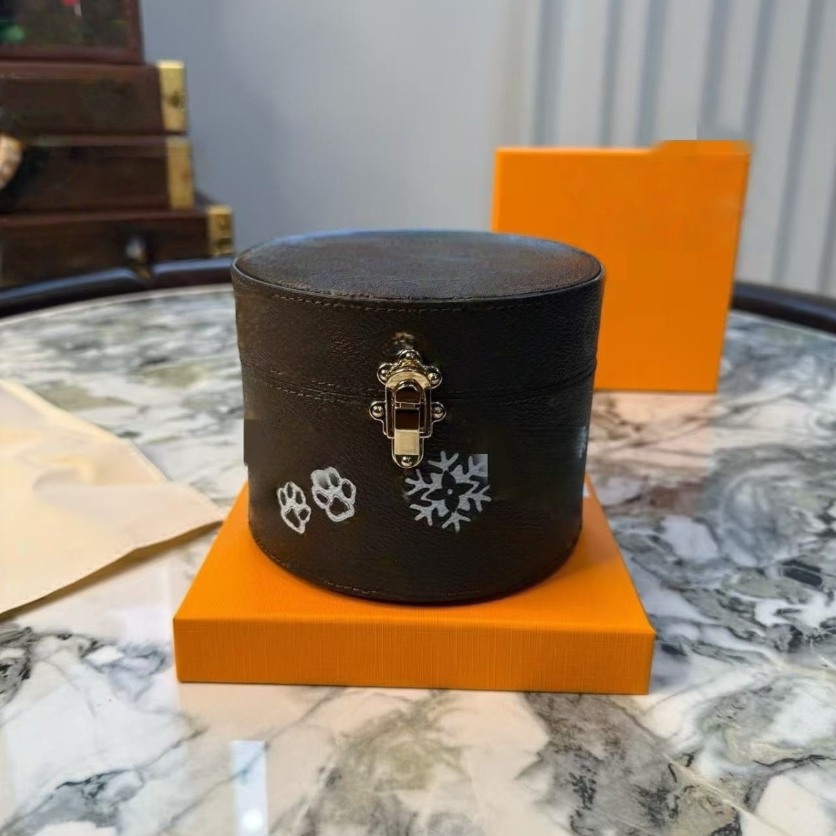 Leather jewelry box - Portable, suitable for home use, elegant style for the living room, desktop storage box, jewelry box, makeup bag