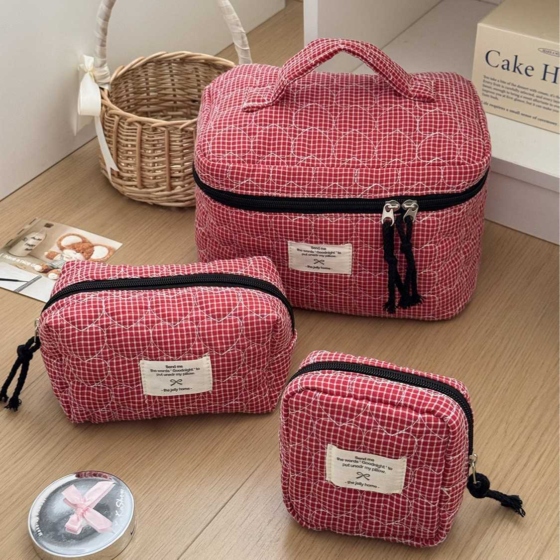 Quilted heart-patterned makeup bag Korean-style large-capacity storage bag classic niche portable toiletry bag for travel T260608