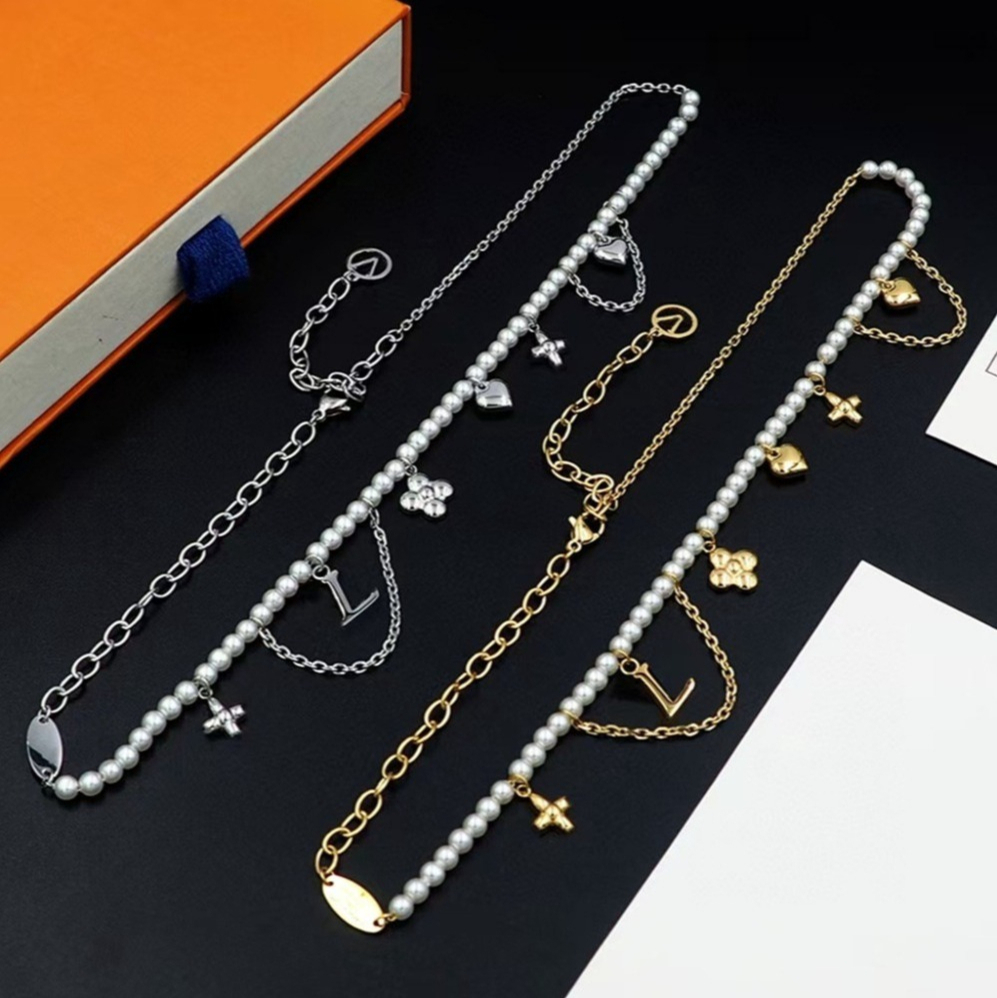 V Letter Designer Necklace For Womens Four-leaf Flowers Heart Pearl Necklace Titanium Stainless Steel Necklace Jewelry