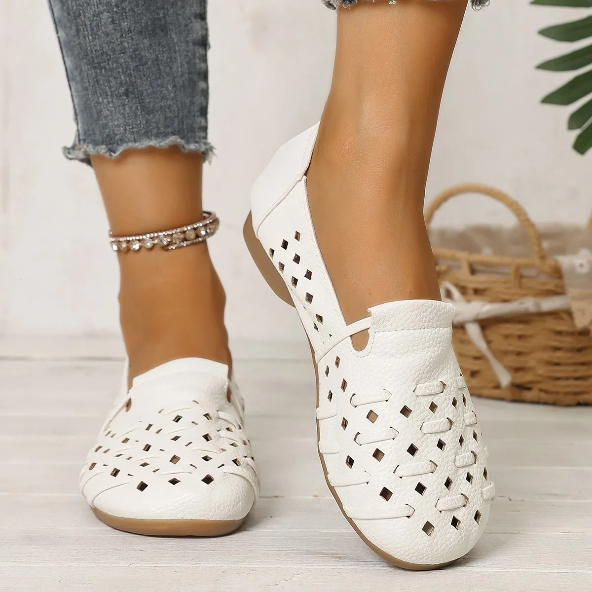 Soft-sole soft-upper hollow-out mom shoes summer woven fabric casual sandals womens hole shoes 260611