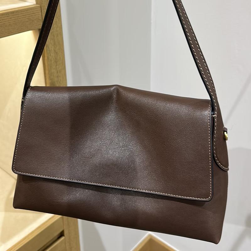 2026 pretty Free shipping designer Shoulder Bags For womans ladies vintage flap commuting bag fashion handbag crossbody highend armpit beautiful bag