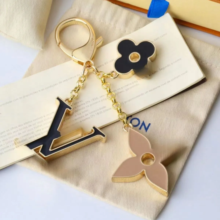 Luxury designers keychains Letters with diamonds designers keychain top Car Key Chain Women Buckle jewelry Keyring Bags Pendant Exquisite Gift-image-941254282