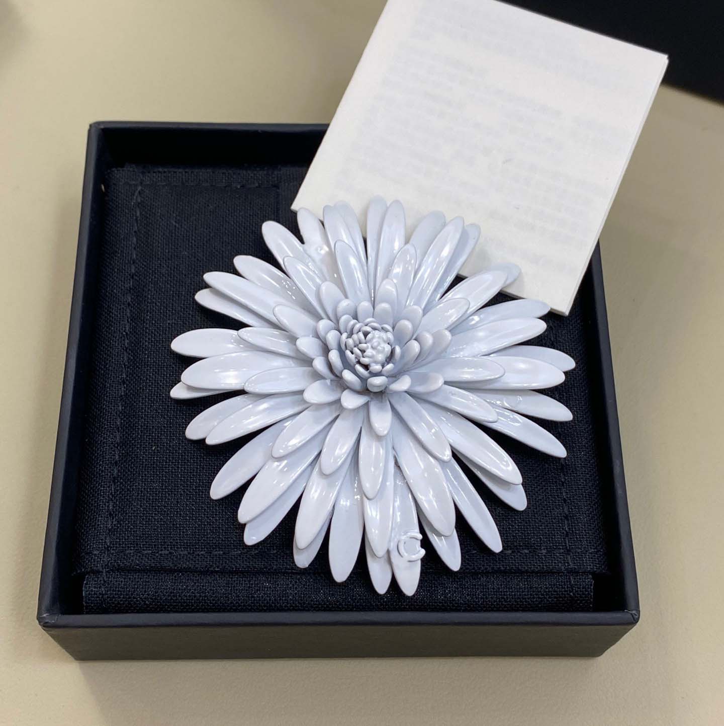 2026 Luxury quality charm flower shape brooch in 18k gold plated have stamp box simple design white color PS6863B