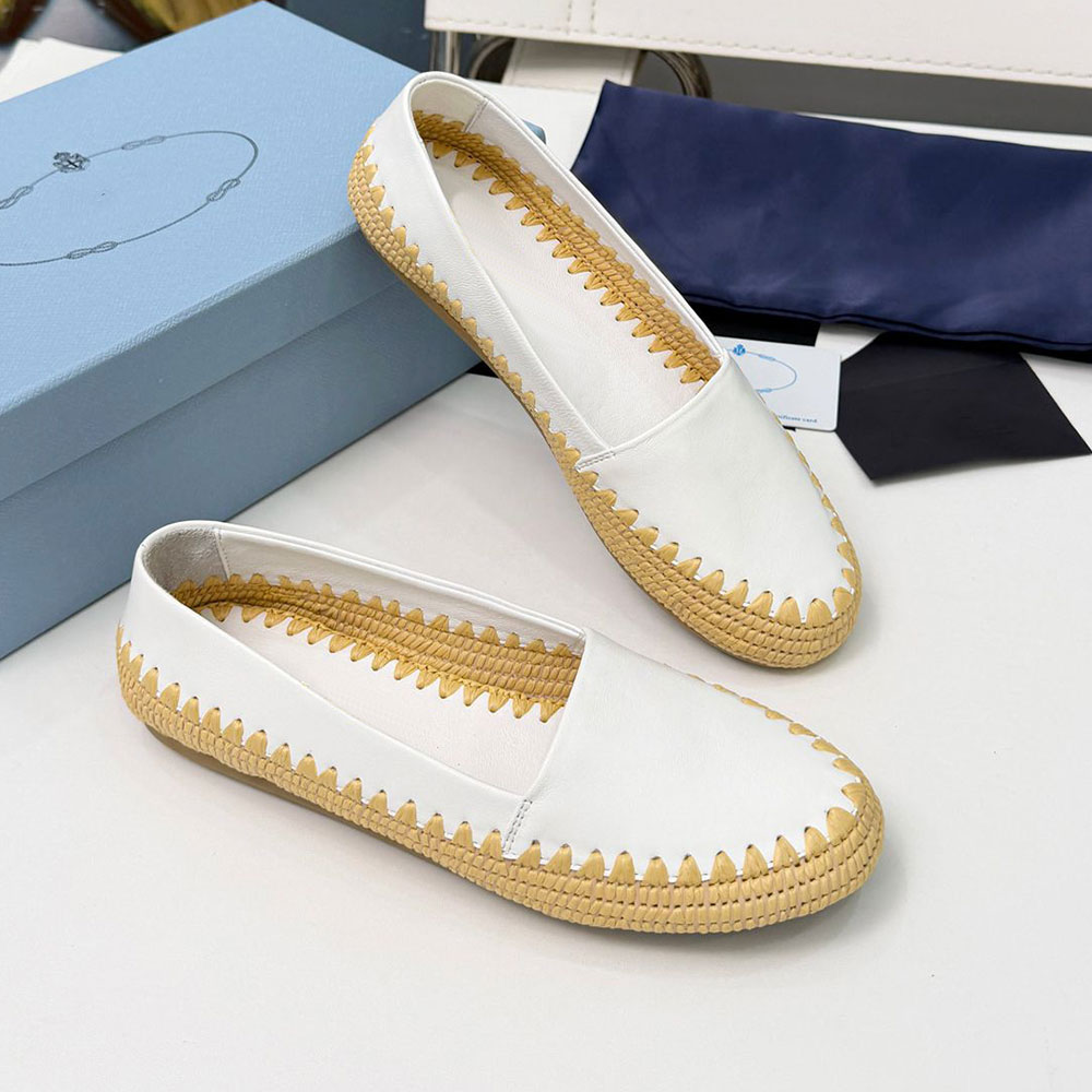 Designer Womens Fisherman white soft leather fisherman Outdoor classic retro fashion spring summer flat fisherman Enameled metal logo Rubber non sli