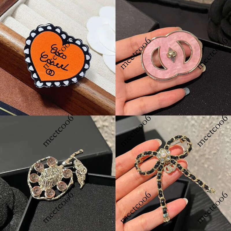 Classic Style Designer Letter Romantic Love Gift Sweater Pins Crystal Stainless Steel Gold Tone Brooch Charm Men Women's Birthday Party High qu